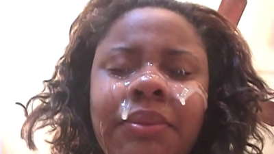 Fata neagră braziliană primește spermă pe față după sex anal cu o sculă mare